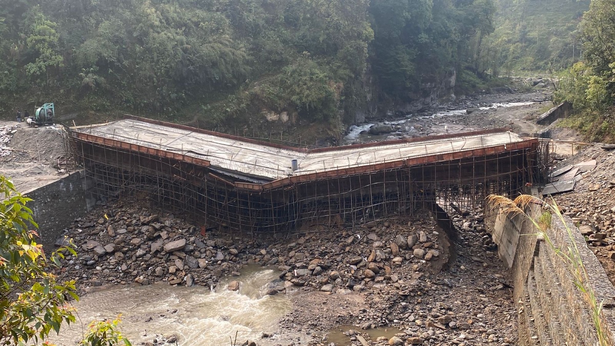 बन्दाबन्दै भाँचियो पुल