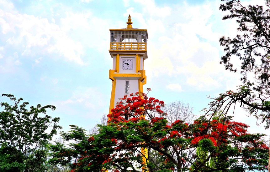 गुलमोहर र घण्टाघर
