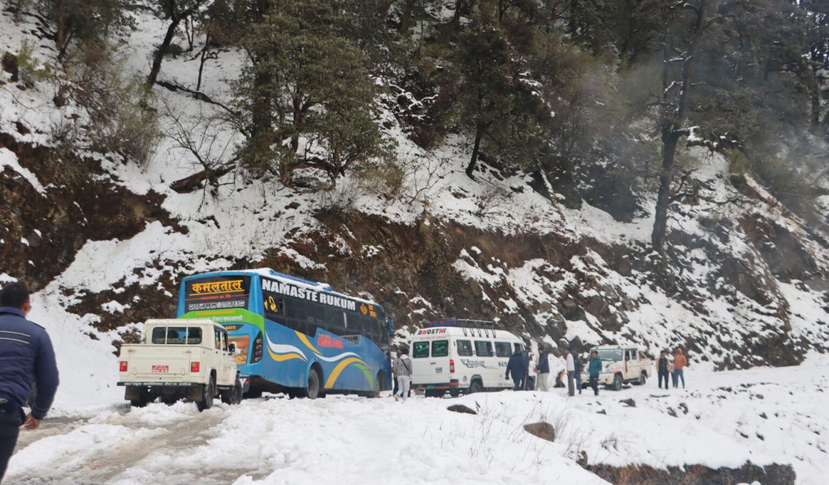 रुकुम पूर्वमा भारी हिमपात, मध्यपहाडी लोकमार्ग अवरुद्ध