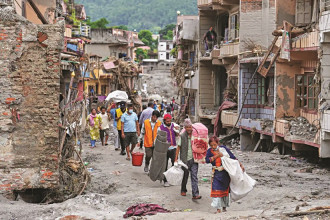 अस्थायी आश्रयतर्फ जाँदै स्थानीय बासिन्दा