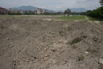 घाँसे मैदान बनाइँदै