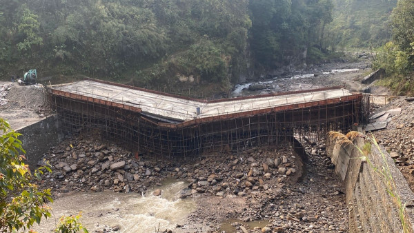 बन्दाबन्दै भाँचियो पुल