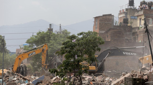 बालाजु, माछापोखरी र स्वयम्भू क्षेत्रमा चल्यो डोजर