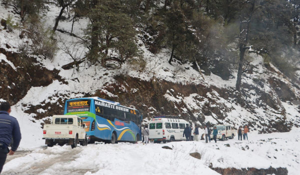 रुकुम पूर्वमा भारी हिमपात, मध्यपहाडी लोकमार्ग अवरुद्ध