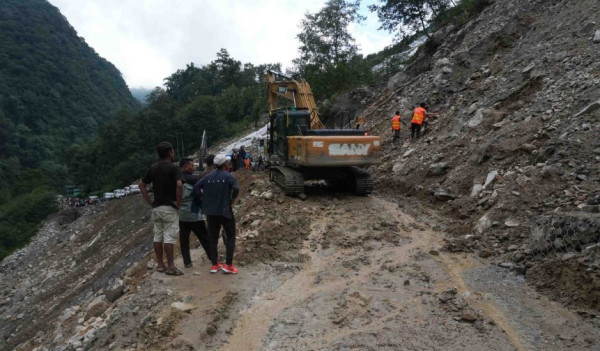 पहिरोले तातोपानी नाका अवरुद्ध हुँदा आयात–निर्यात ठप्प