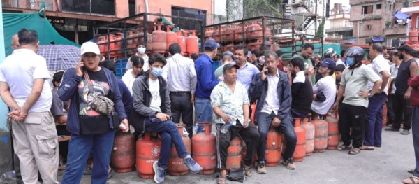 दिनभरि बस्दा पनि ग्यास नपाएको सर्वसाधारणको गुनासो
