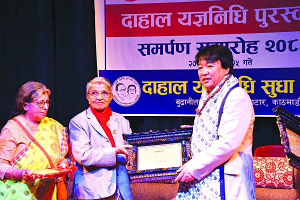 साहित्यकार अधिकारी र चलचित्र निर्देशक सुब्बा पुरस्कृत