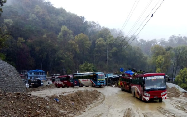 वर्षाले बुटवल–नारायणगढ सडक अवरुद्ध