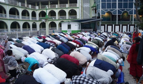 काठमाडौँको घण्टाघरस्थित कास्मिरी मस्जिदमा ‘इद उल फित्र’ को रौनक (तस्बिरहरू)