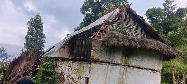 हावाहुरीले पाँच घरका छाना उड्यो