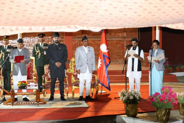 दुई मन्त्रीले लिए सथप