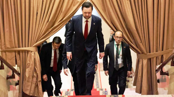 अमेरिकी उपराष्ट्रपति भान्स स्वदेश फिर्ता