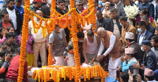 एमाले अध्यक्ष ओलीलाई पितृशोक, आर्यघाटमा अन्त्येष्टि