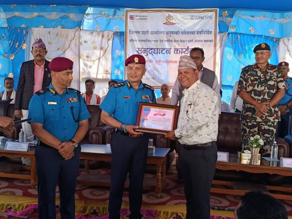 समयभन्दा अगावै आयोजना सम्पन्न गर्ने निर्माण व्यवसायीलाई प्रहरीको सम्मान