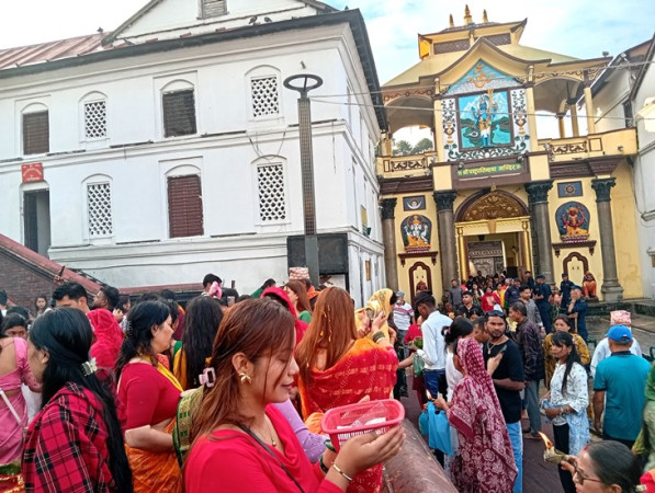 साउनको पहिलो सोमबार, पशुपतिनाथमा बिहानैदेखि दर्शनार्थीको घुइँचो