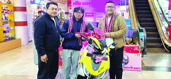 केएल टावरको दशैं उपहारमा रबिले जिते स्कुटर