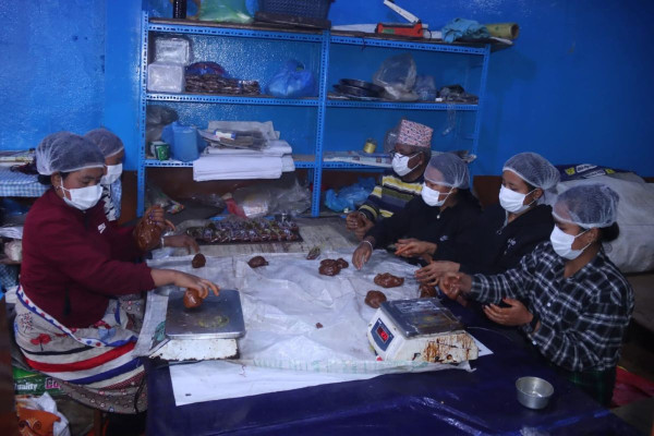 तराईबाट सख्खर ल्याएर परम्परा धान्दै टोखाका चाकु व्यवसायी