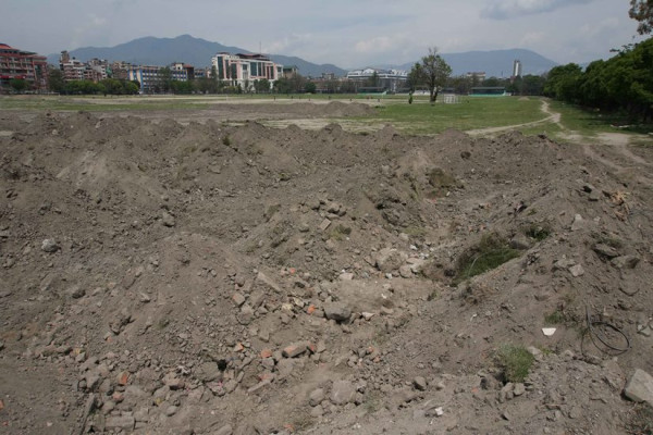 घाँसे मैदान बनाइँदै