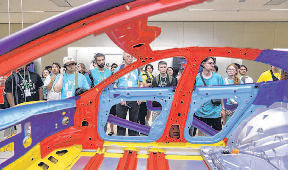 कारखानामा पर्यटकको लर्काे