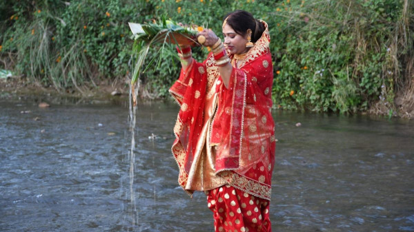 मिथिलामा आज अस्ताउँदो सूर्यलाई अर्घ दिँदै चैती छठ पर्व मनाइँदै