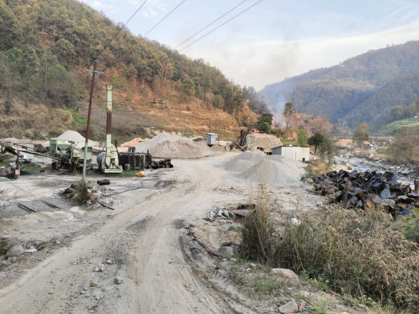 अवैध रूपमा सञ्चालित क्रसरको पीडा, विद्यालय र अस्पताल धरापमा