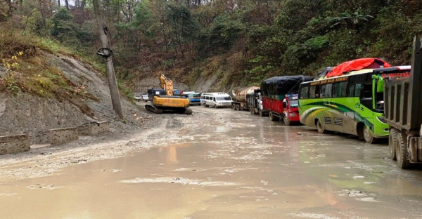 वर्षाका कारण नारायणघाट-बुटवल सडक खण्डमा राति सवारी आवागमनमा रोक