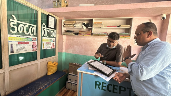 डेन्टल क्लिनिकमा छापा, केही फरार