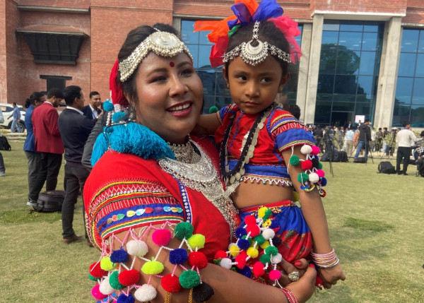 परम्परागत वेषभूषामा सांसद्