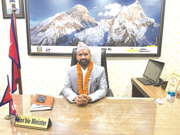 सत्तामा लेखक