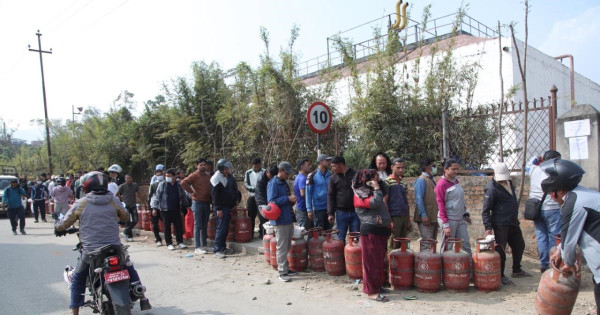 एक सिलिण्डर ग्यासका लागि घन्टौँ लाइनमा बस्न बाध्य सर्वसाधारण