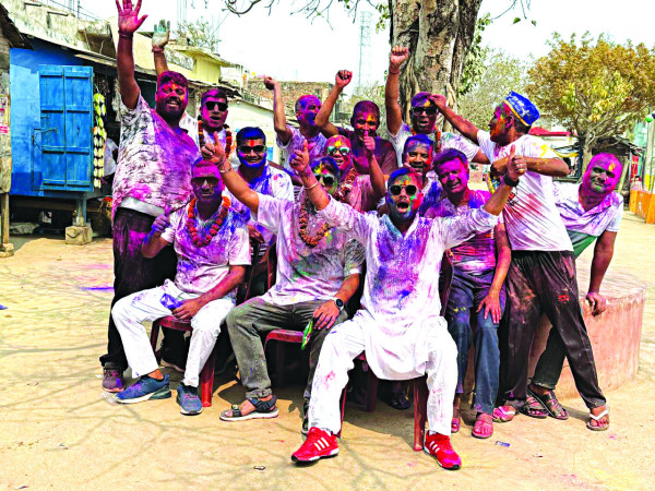 आधुनिकताको छायाँमा राना थारु समुदायको होली