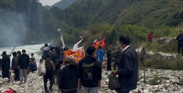 भोटेकोशी बाढीः कुशको शव बनाएर सामूहिक अन्त्येष्टि