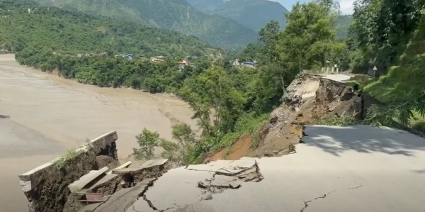 पृथ्वी राजमार्ग अवरुद्ध हुँदा पर्यटक बस समस्यामा