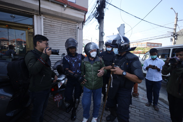 माइतीघरमा प्रदर्शन गर्न पुगेका ५० जना प्रहरी नियन्त्रणमा
