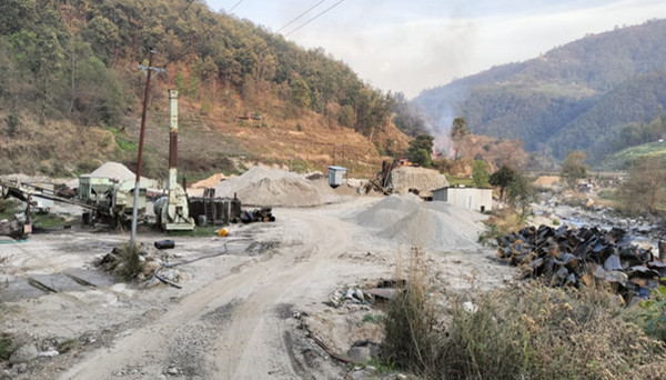 अवैध क्रसरबाट नुवाकोटका स्थानीयवासी पीडित, विद्यालय र अस्पताल झनै समस्यामा