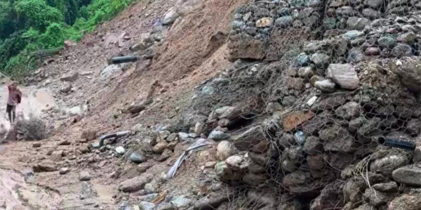 बाढीपहिरोले छ राजमार्ग अवरुद्ध