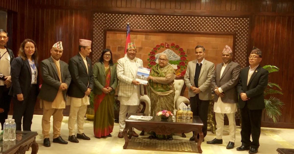 आयोगले प्रधानमन्त्रीलाई बुझायो निर्वाचनको मत परिणामसहितको प्रतिवेदन