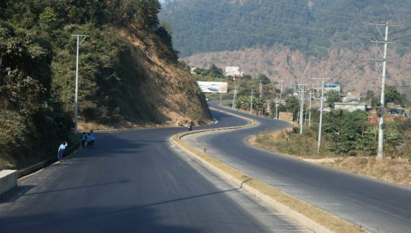 पृथ्वी राजमार्गका करिब सय बिजुलीका पोल सार्न बाँकी