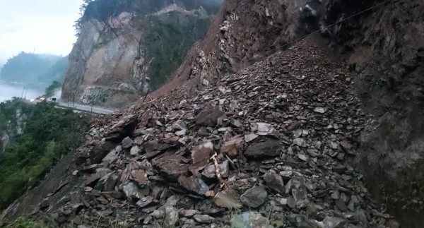 पहिरोले नारायणगढ–मुग्लिन र मुग्लिन–नागढुंगा सडकखण्ड अवरुद्ध