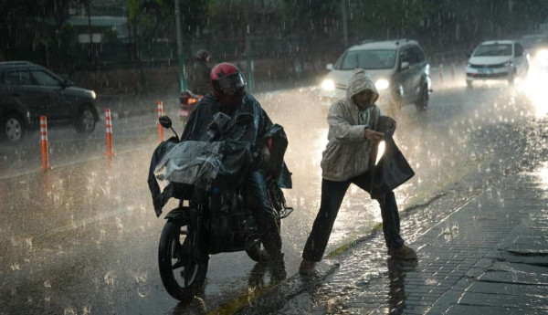 काठमाडौँमा हुरीबतासहितको वर्षा, सतर्कता अपनाउन मौसमविद्को अनुरोध