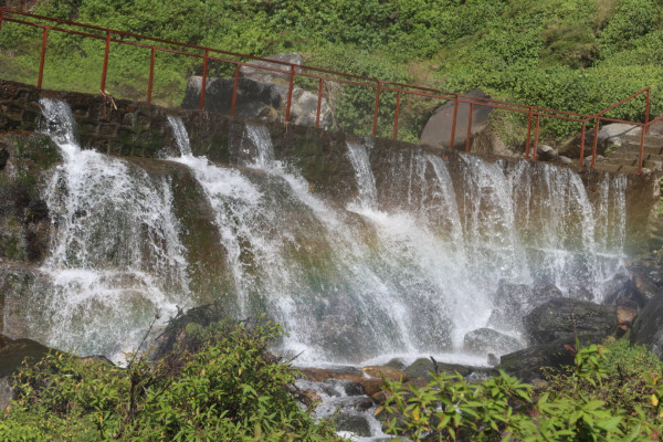 पर्यटकहरुको पखाईमा छन् सिन्धुपाल्चोकका ‘प्राकृतिक झरनाहरु’