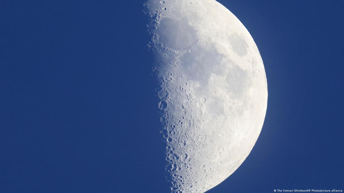 चन्द्रमामा जान किन मरिहत्ते गरिरहेका छन् मान्छे ?