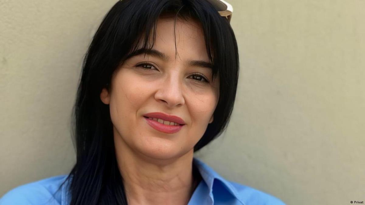 ‘एआई मन्त्री’बाट पहिचान फिर्ता लिन लडिरहेकी एक महिला