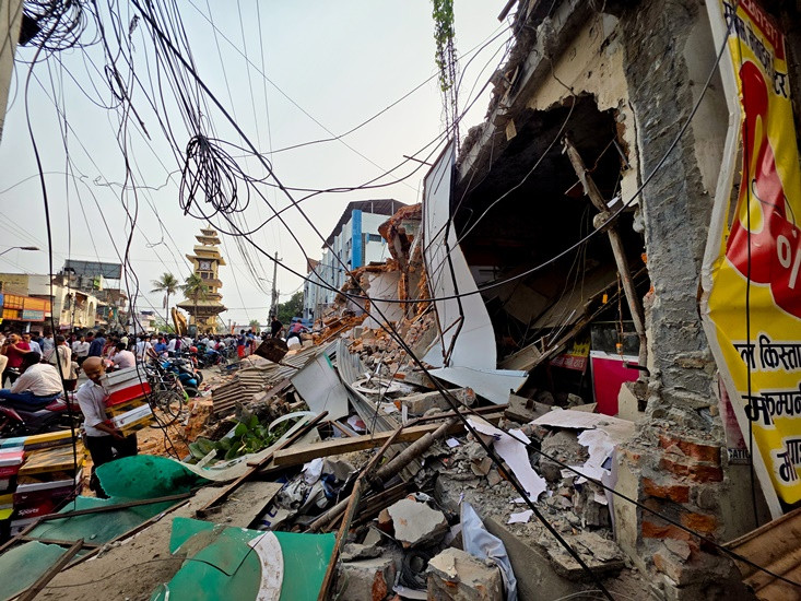 अतिक्रमित संरचनामा डोजर