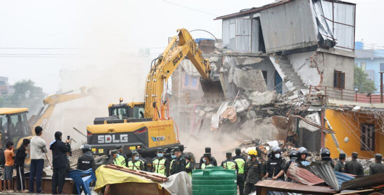 मनोहरा सुकुम्बासी बस्तीमा प्रहरीको घेराबीच डोजर चल्यो (तस्वीर)