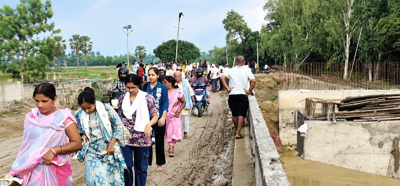 लामो समयदेखि पुल नबन्दा जोखिम बढ्दै