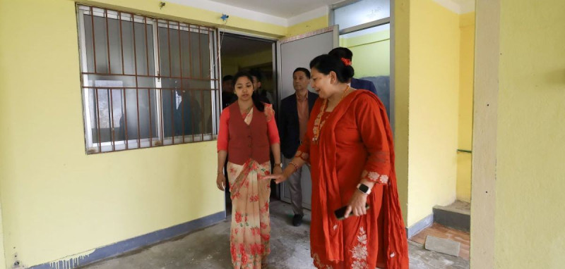 कार्यवाहक प्रमुख डंगोलद्वारा सुकुम्बासीलाई बनाइएको सरकारी भवनको अवलोकन