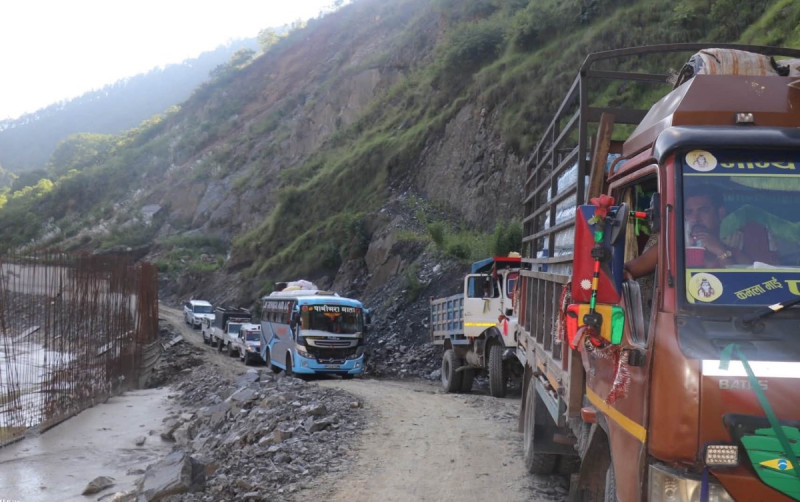 पहिरो खसेपछि बिपी राजमार्ग अवरुद्ध