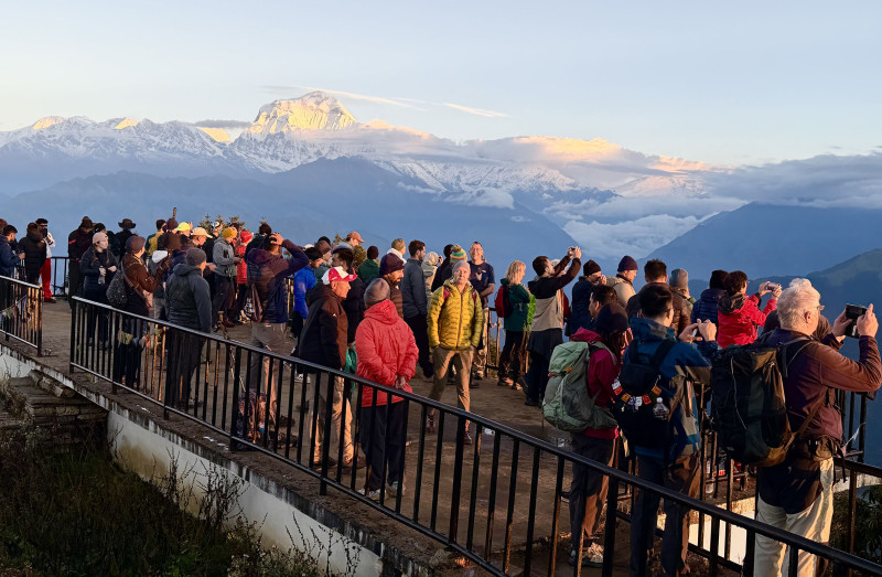 जो जो यहाँ पुग्छन् सबैको मन लोभ्याउछ पुनहिलले