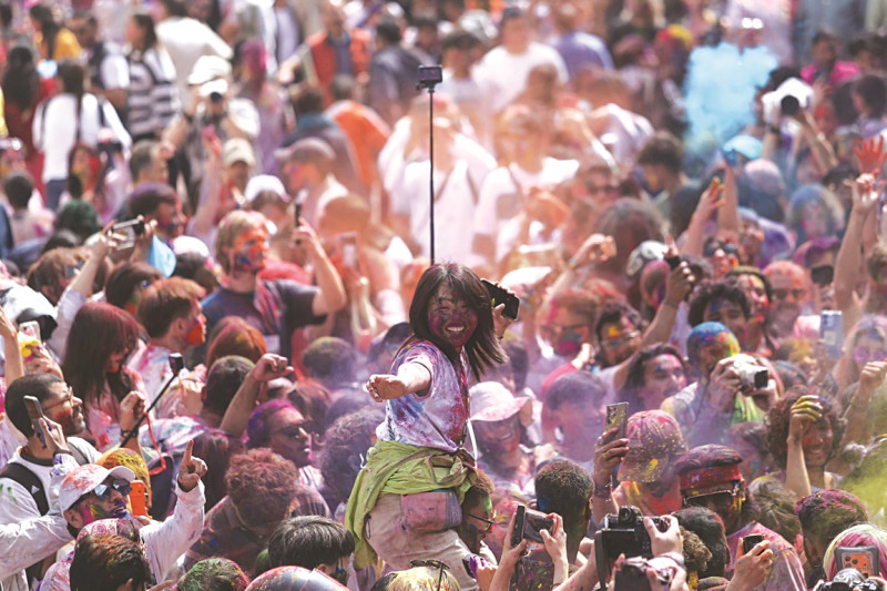 होली पर्व मनाउँदै